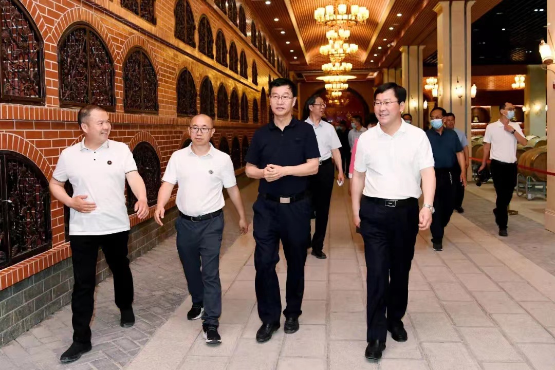 省政協(xié)黨組成員、副主席王立偉一行來格瑞特酒莊考察調(diào)研