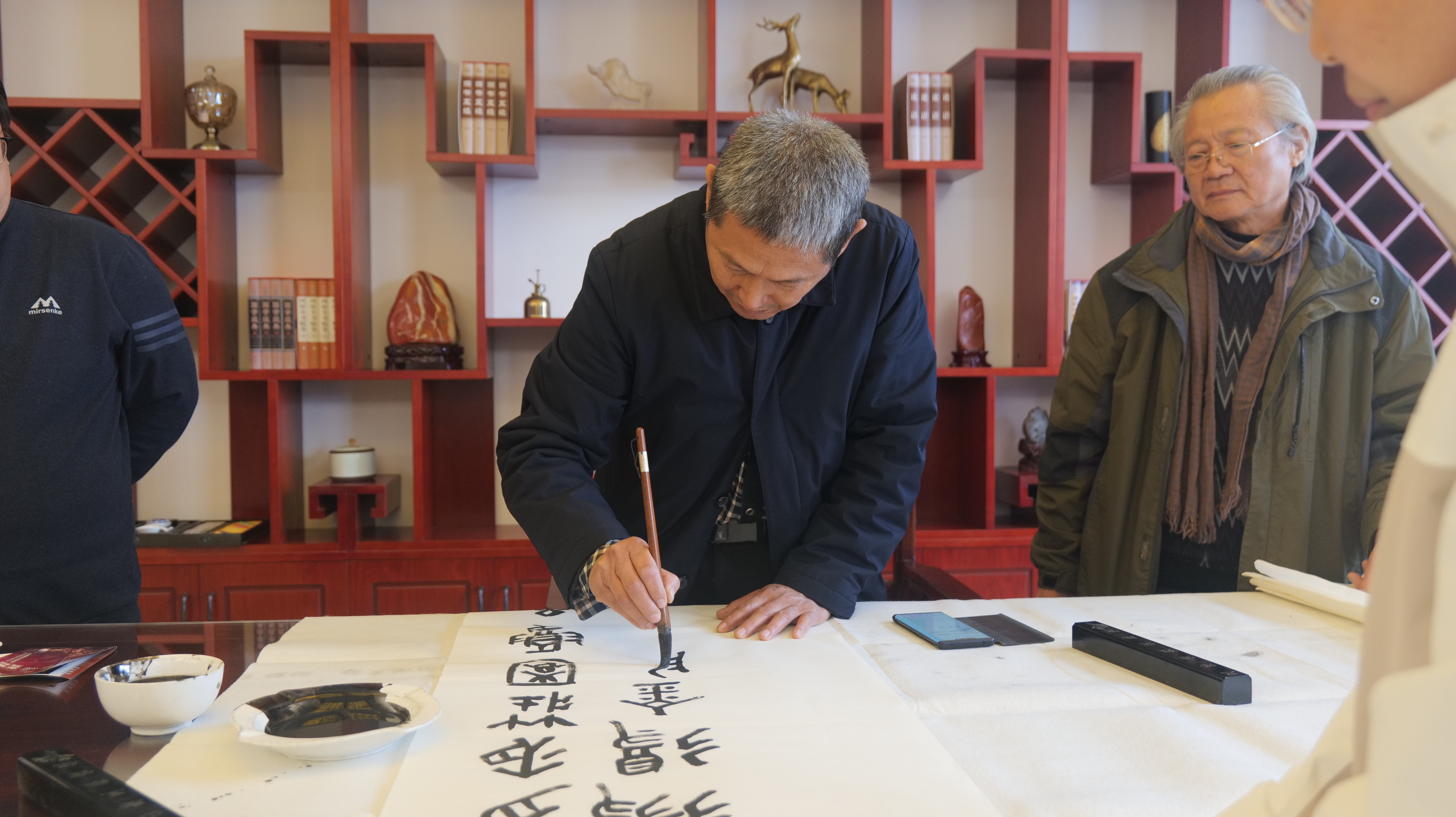 墨香飄逸賦紅酒，書韻流觴潤莊園